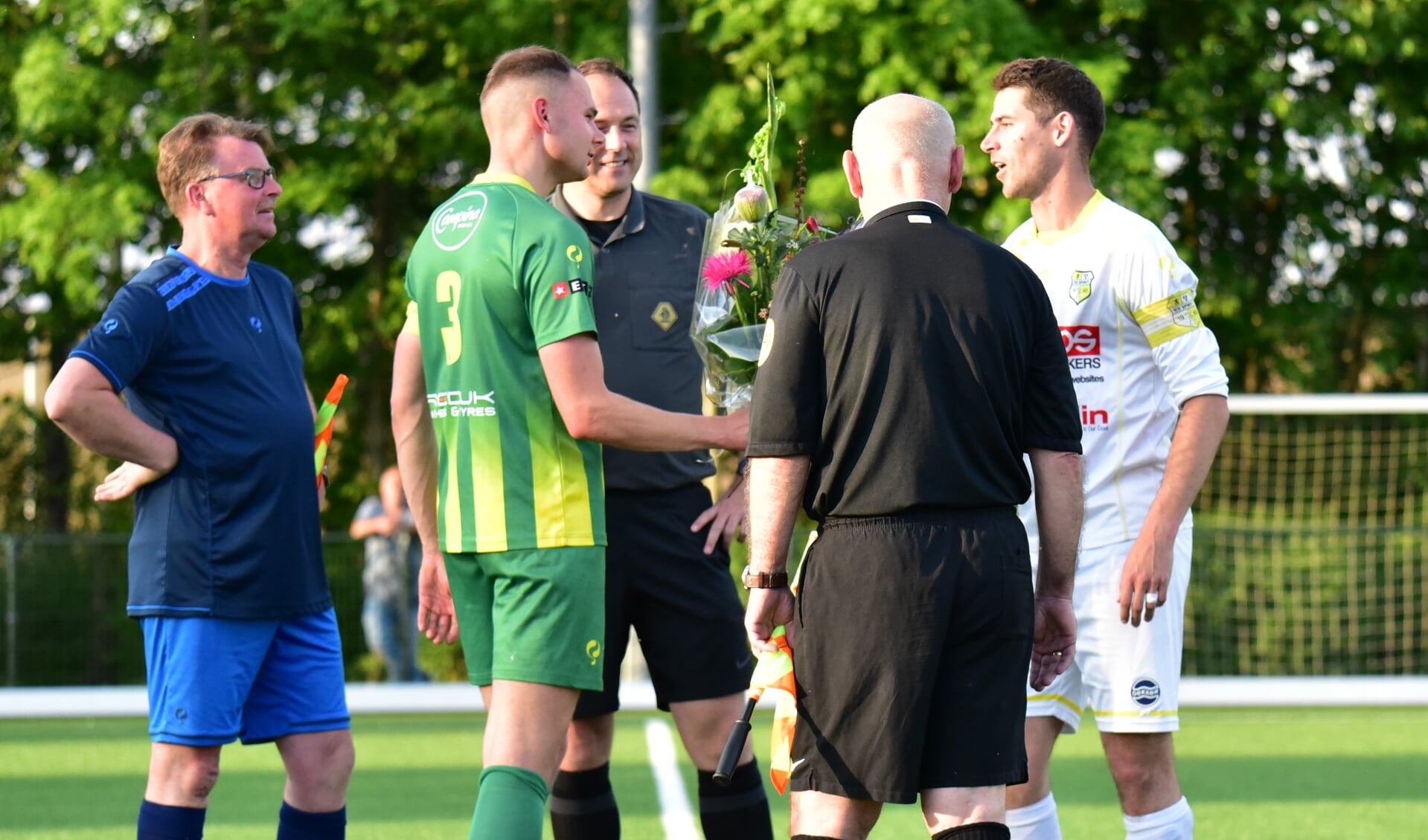 Bloemen van FC Binnenmaas voorafgaand aan de wedstrijd voor de aanvoerder en het bestuur van de 75-jarige Spirit. Het gebaar werd zeer gewaardeerd. (foto: Michiel Manten)