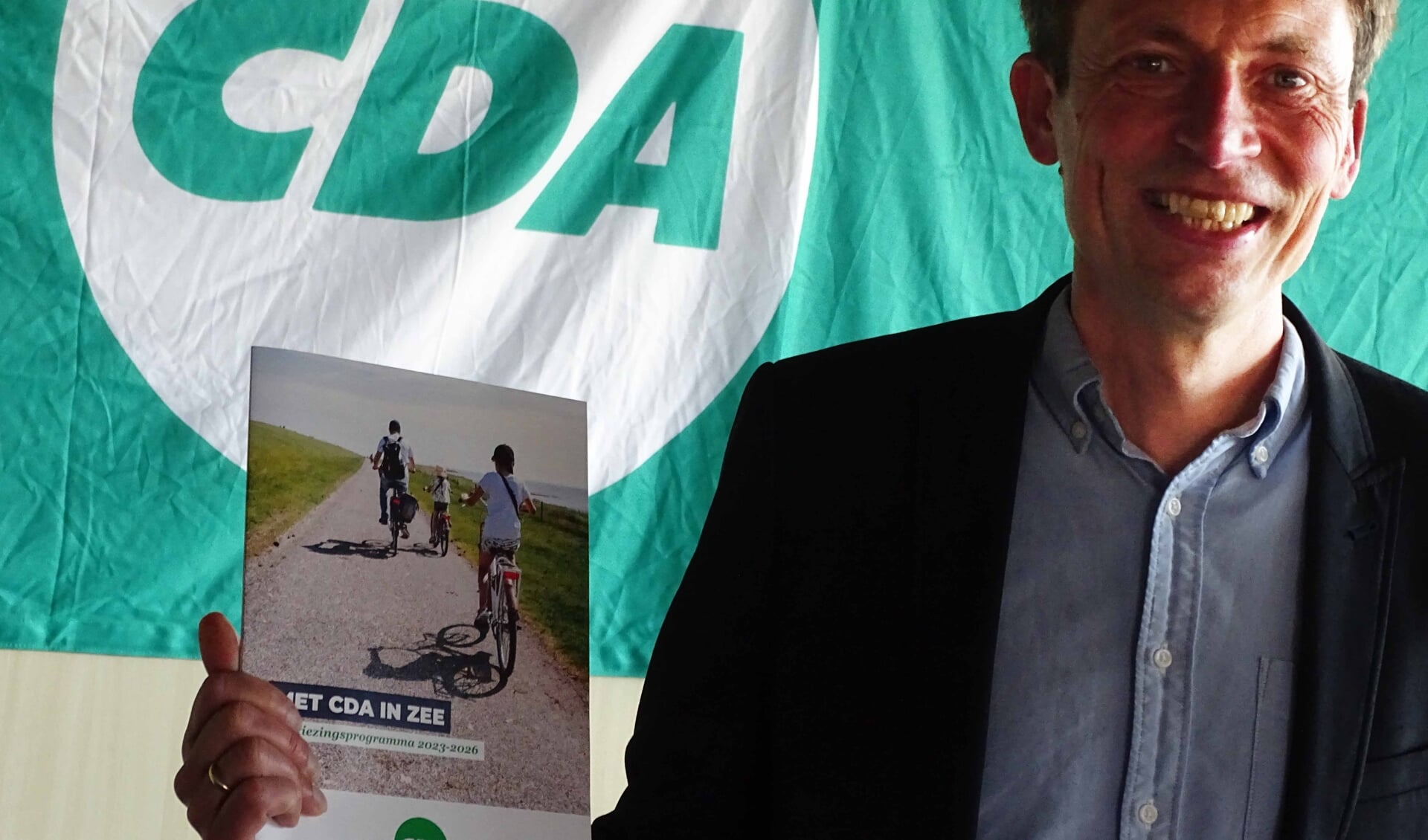 Lijsttrekker Wilbert Borgonjen ontvangt als eerste het verkiezingsprogramma