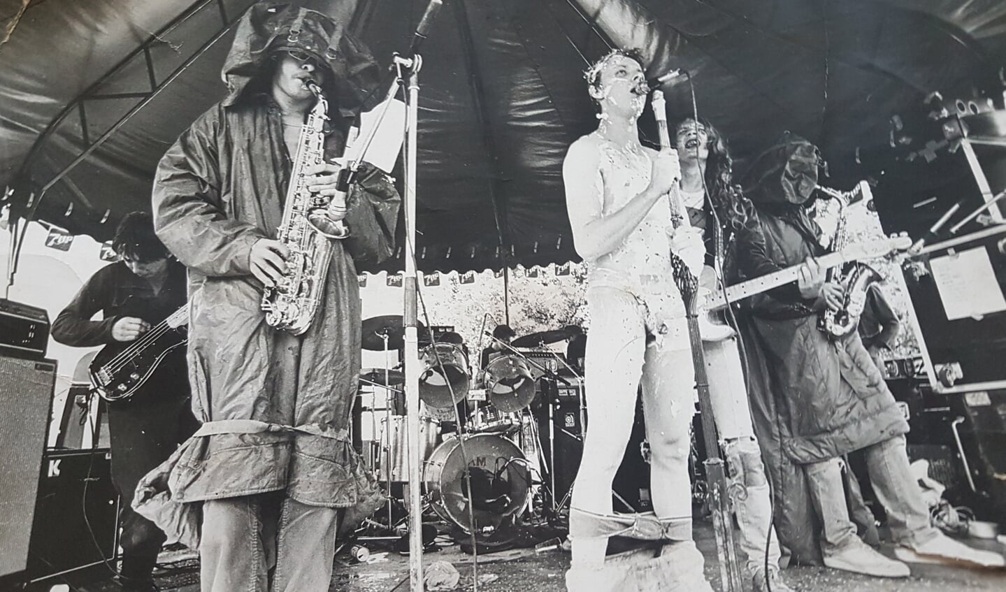 '81 Debiele Eenheid. Zaterdag FD, Ongeregeld, zelfde gitaar