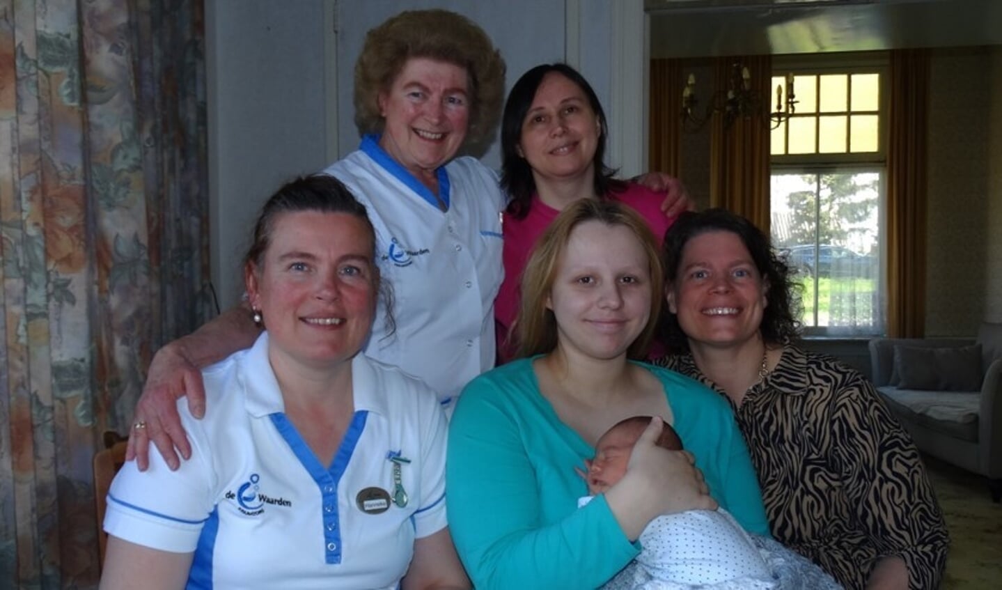 V.l.n.r. Hanneke Slooter-Kroon, Olesia met baby David, Mirjam Seip-Kroon. Achter: Corry Kroon en Nadia, moeder van Olesia.