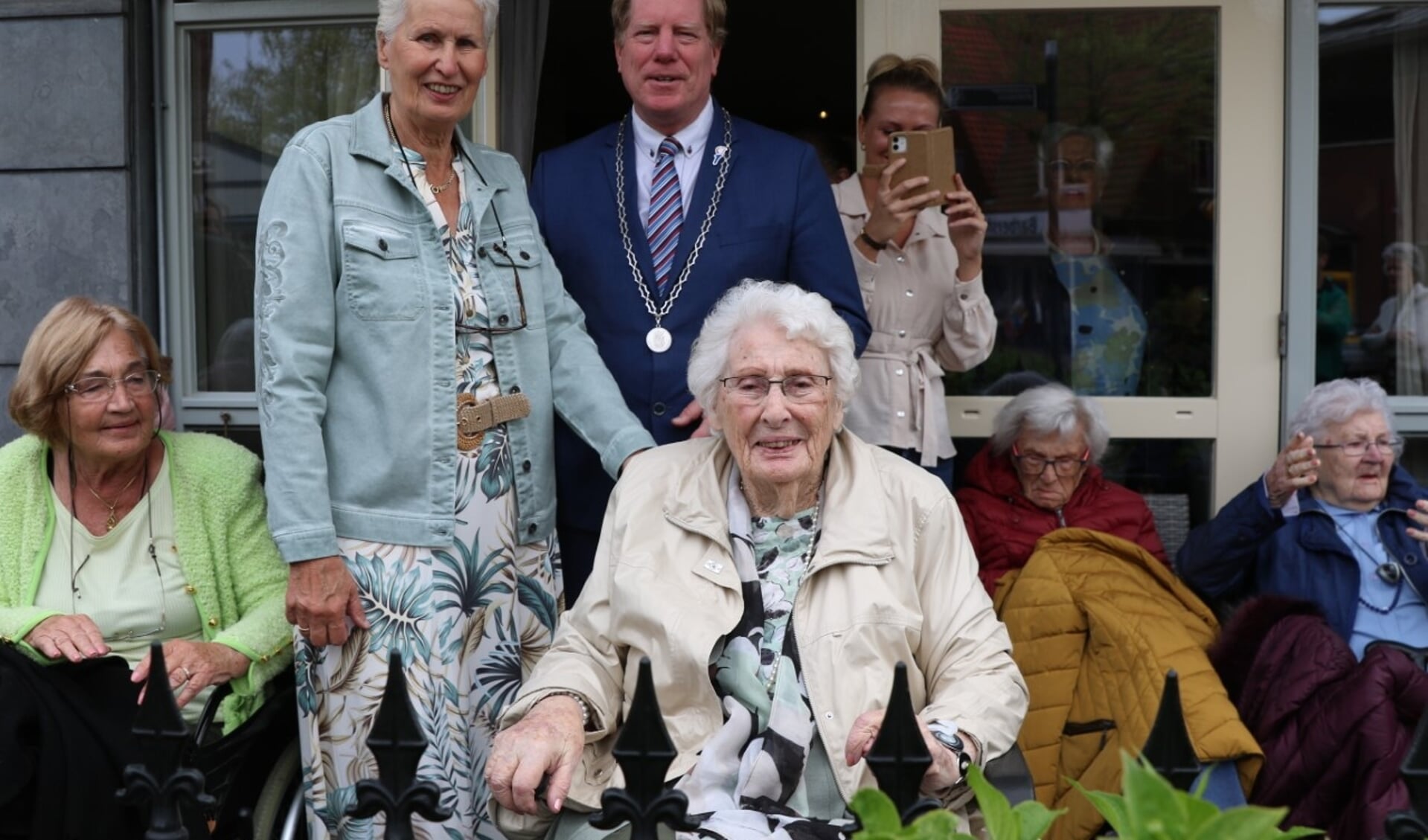 Burgemeester de Jong op bezoek bij de 100-jarige (Foto: Wil van Balen)