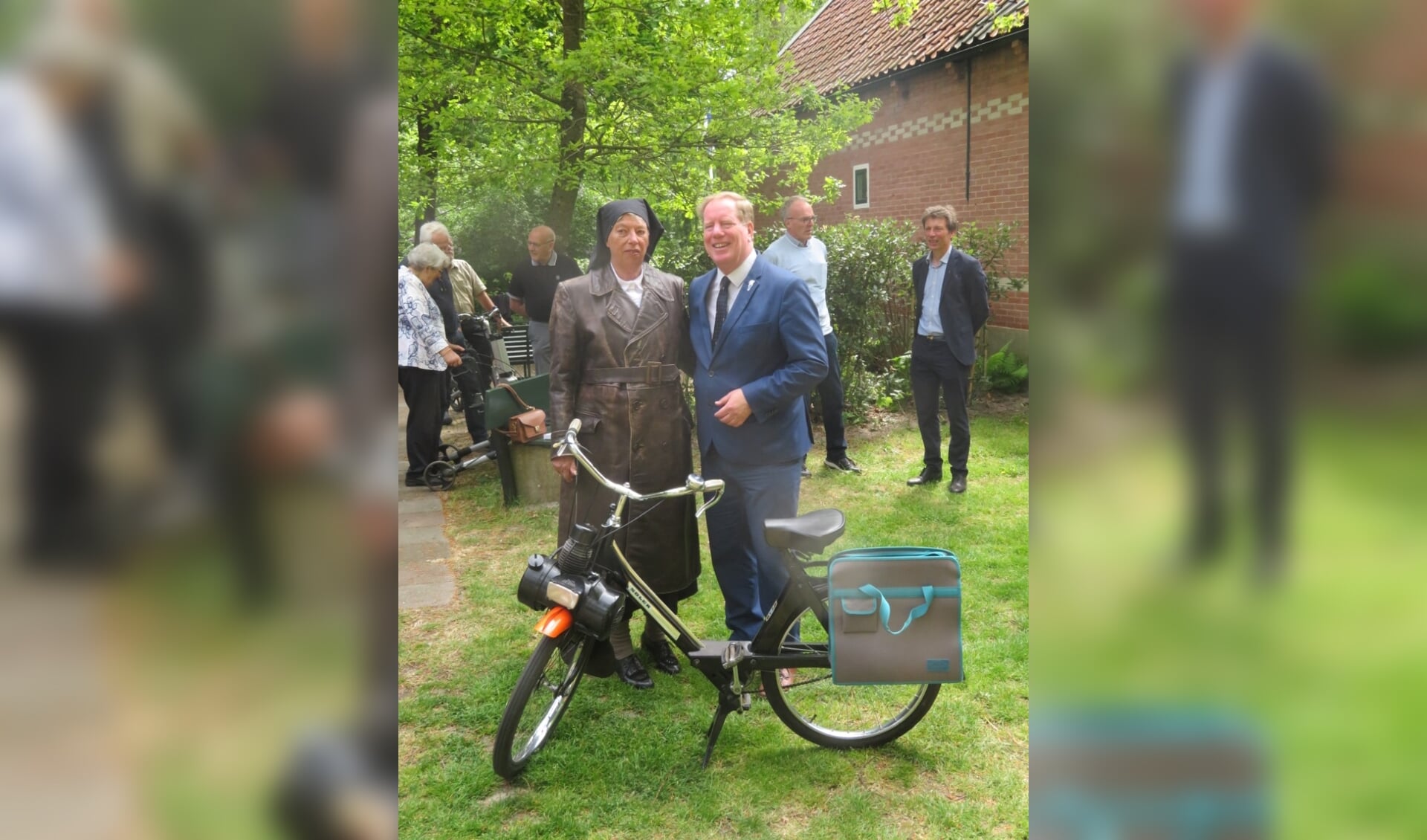 Burgemeester De Jong en mevr. A. Abbink als Zuster Visser bij de uitreiking van het boekje over zuster Visser 