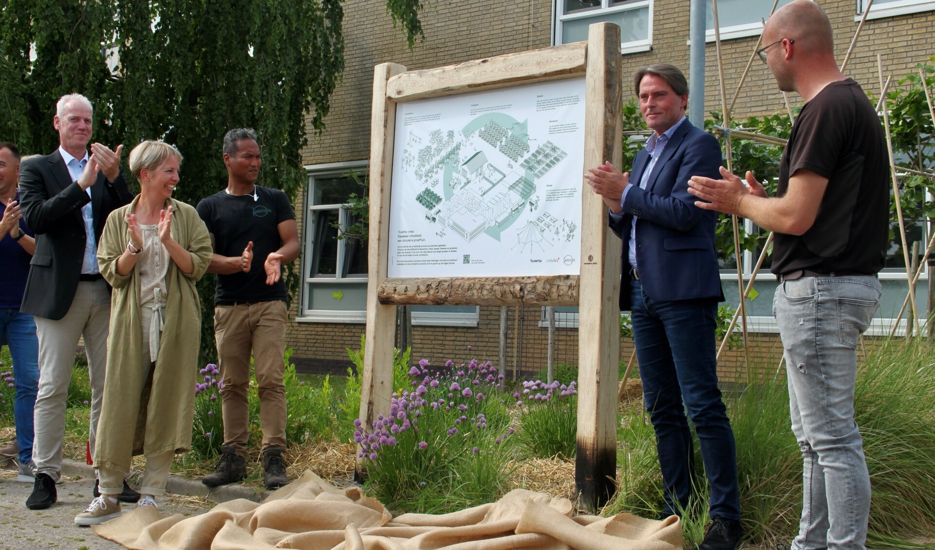 Jeroen Put, Patrick Asmawidjaja, schoolleider YUVERTA Klaaswaal Miranda te Boome, Paul Boogaard en docent Arnoud van der Eerden (rechts). 