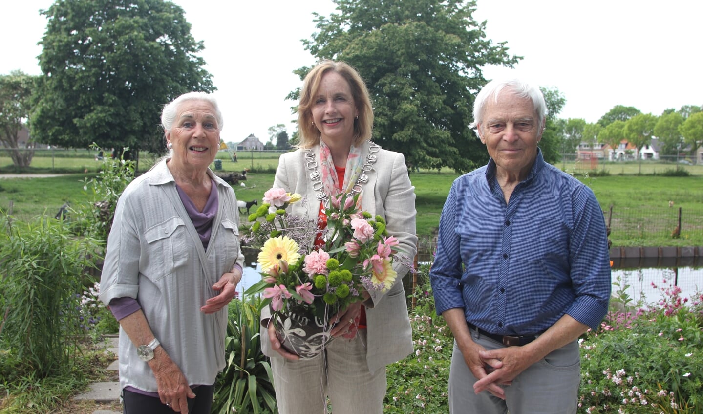 Burgemeester Milène Junius ging op deze zonnige dinsdagmiddag op bezoek bij Joop (87) en Tine (85) Gunter. 