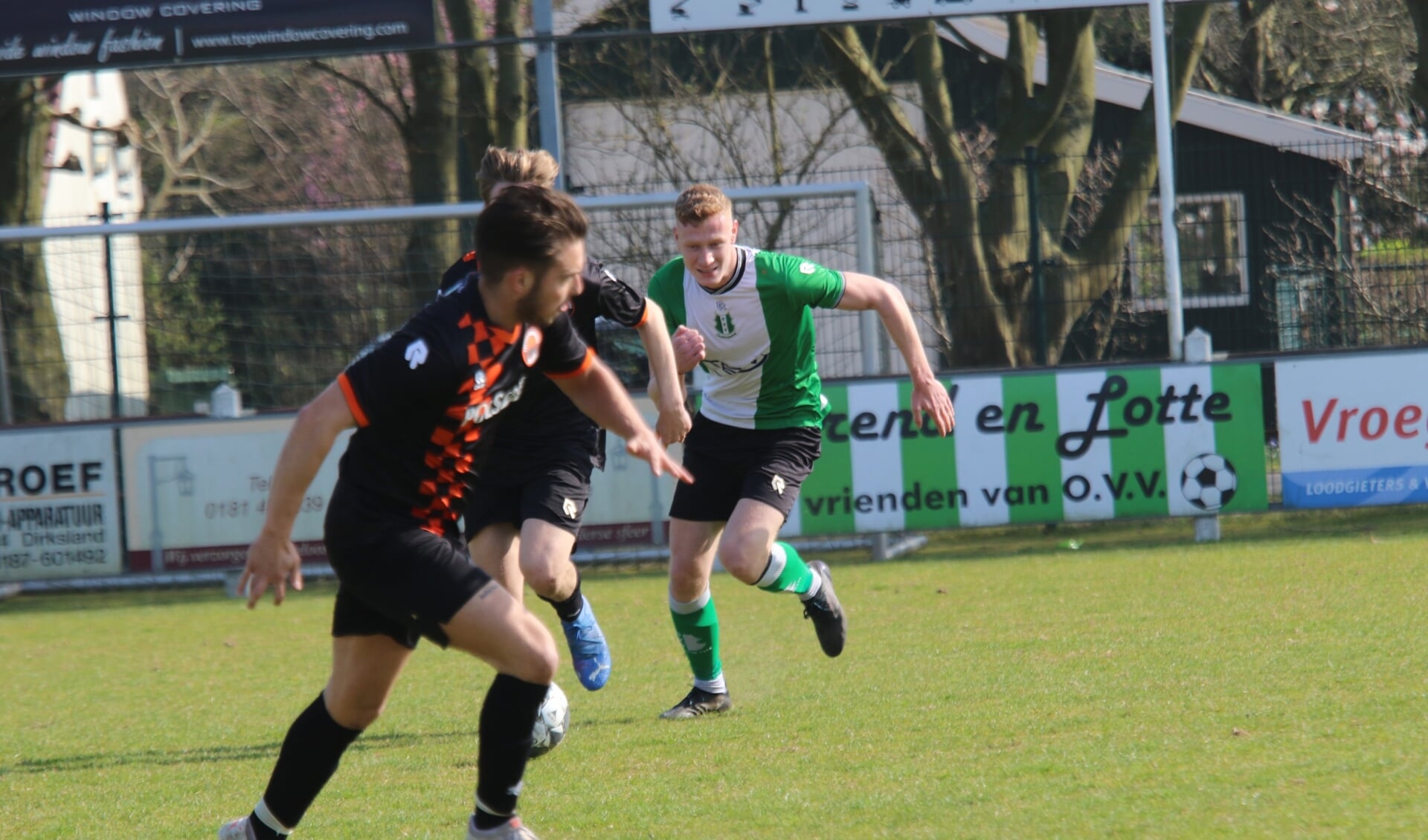 Michael Hagers (achtergrond) kopte de 1-0 binnen voor OVV in de thuiswedstrijd tegen MVV '27. (Archieffoto: Wil van Balen). 