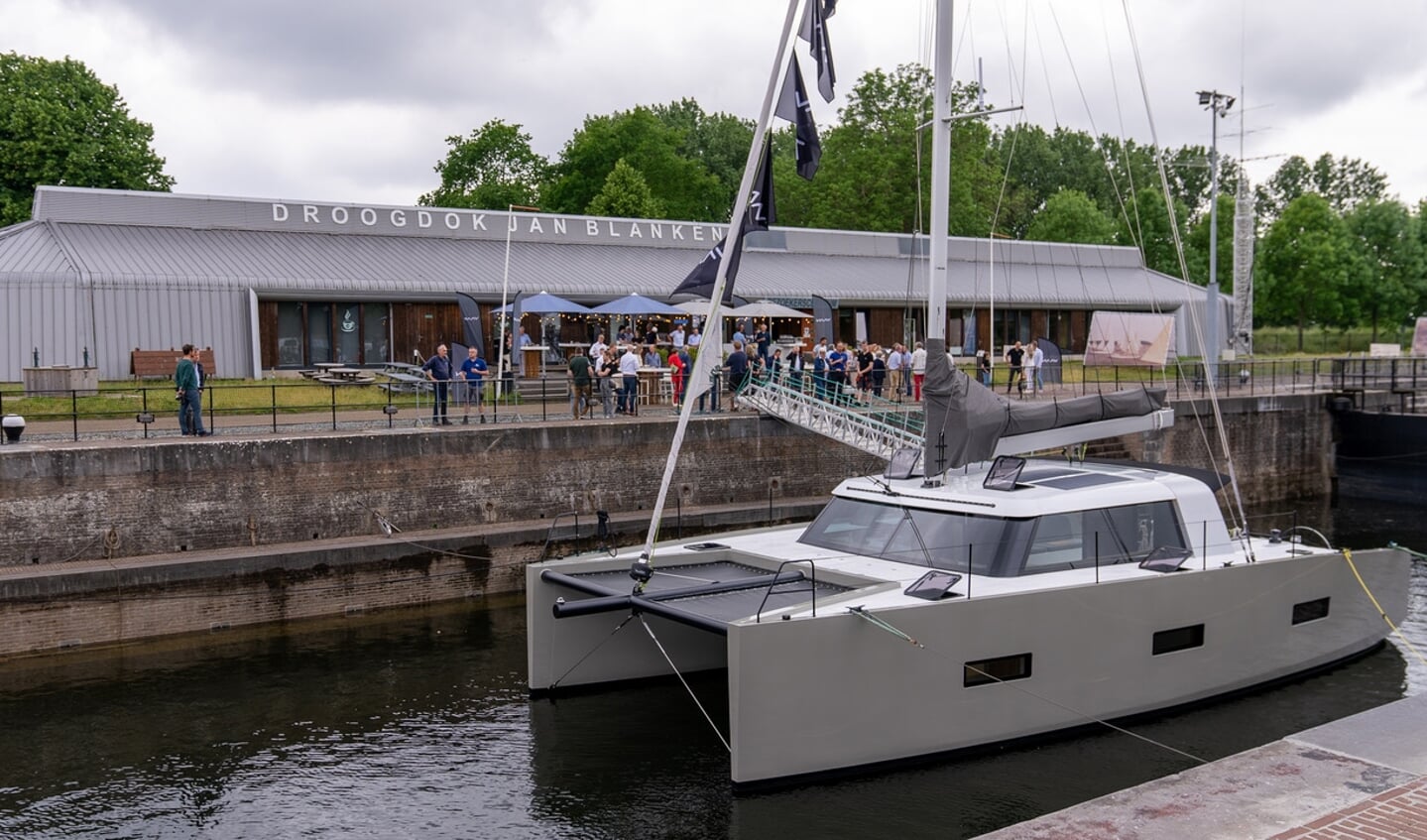 Hellevoetse ondernemers Igor Kluin en Nienke van 't Klooster ontwikkelden met hun bedrijf deze recyclebare catamaran.