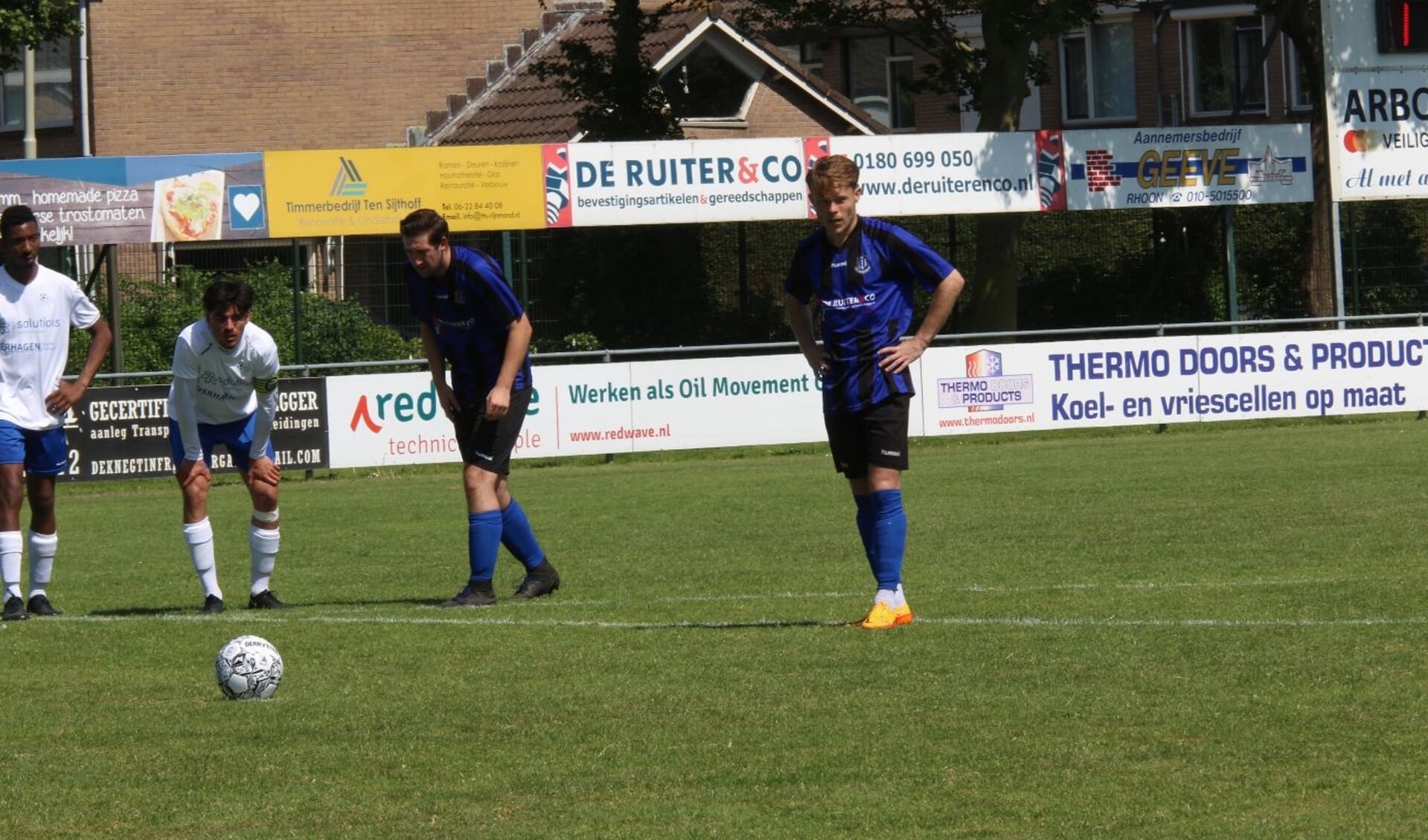 Floris van den Heuvel staat klaar om vanaf de stip de 2-0 voor Vierpolders binnen te schieten. (Foto: Wil van Balen). 
