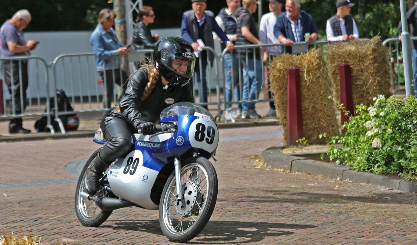 Motorracen is niet alleen voorbehouden aan mannen, zoals deze coureur (of is het 'coureuse'?) bewijst. (Foto: Wil van Balen).
