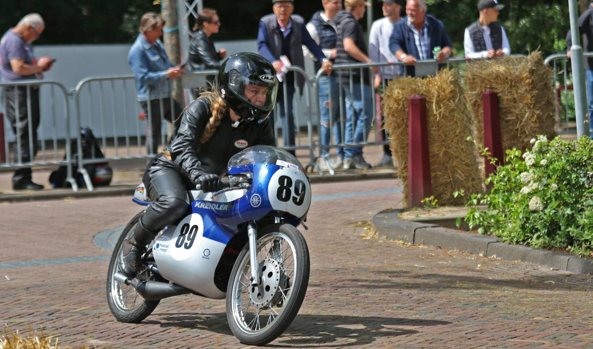 Motorracen is niet alleen voorbehouden aan mannen, zoals deze coureur (of is het 'coureuse'?)  bewijst. (Foto: Wil van Balen).