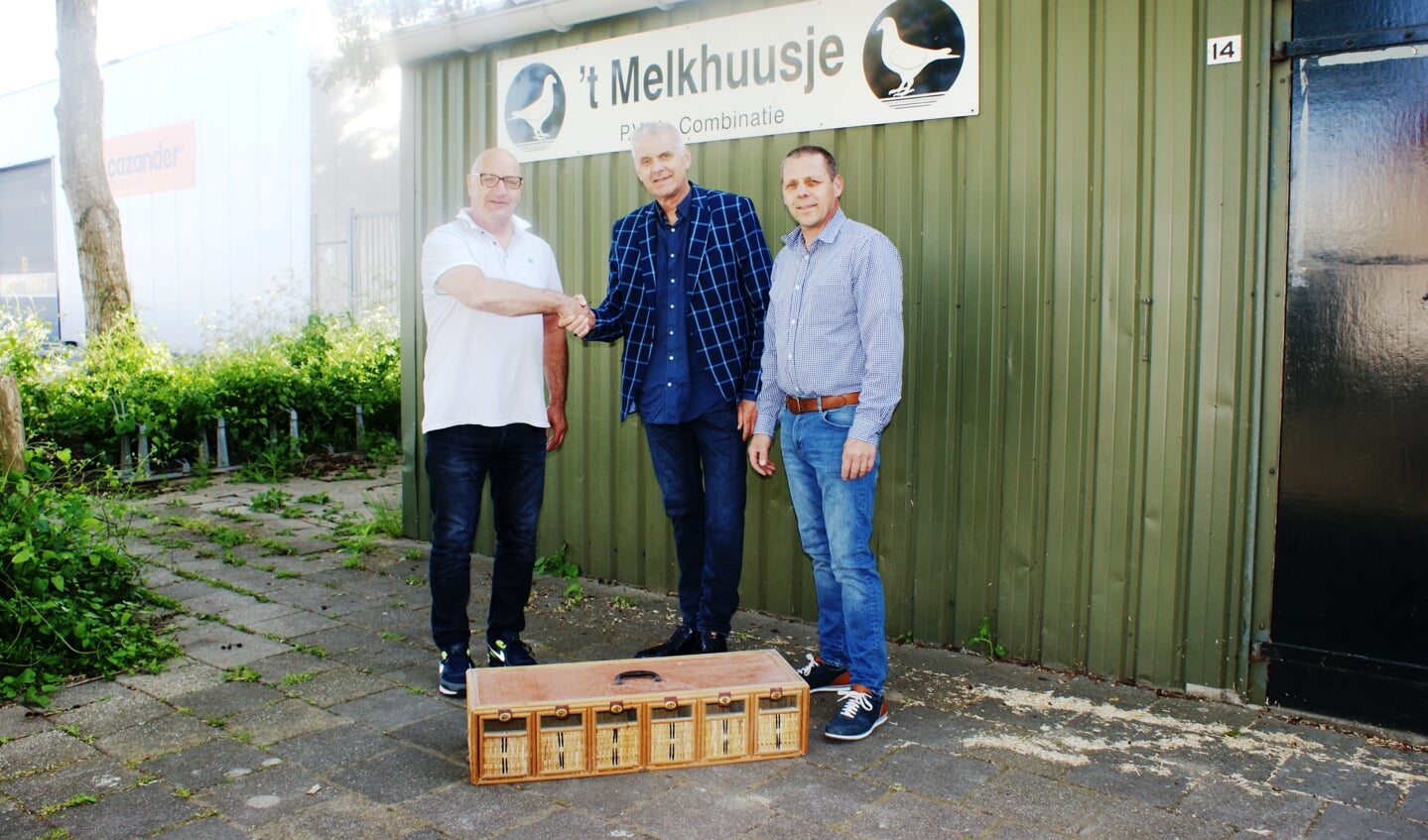 Rien Elvé, directeur van Elsto schilderwerken overhandigt de prijs aan de winnaars.