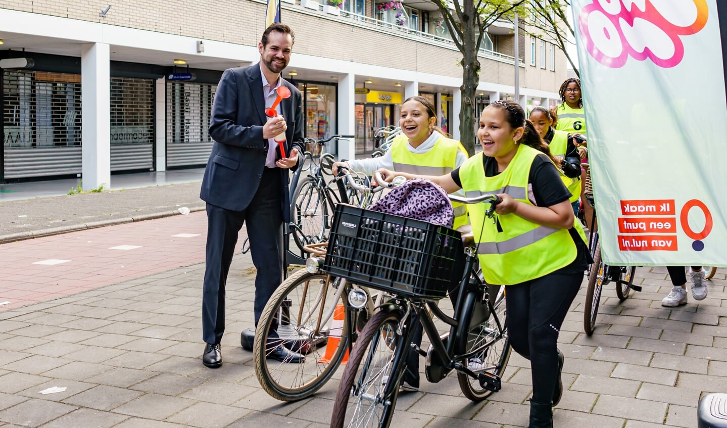 Met luid getoeter gingen de eerste deelnemers van het verkeersexamens van start. (Foto: Foto-OK.nl)