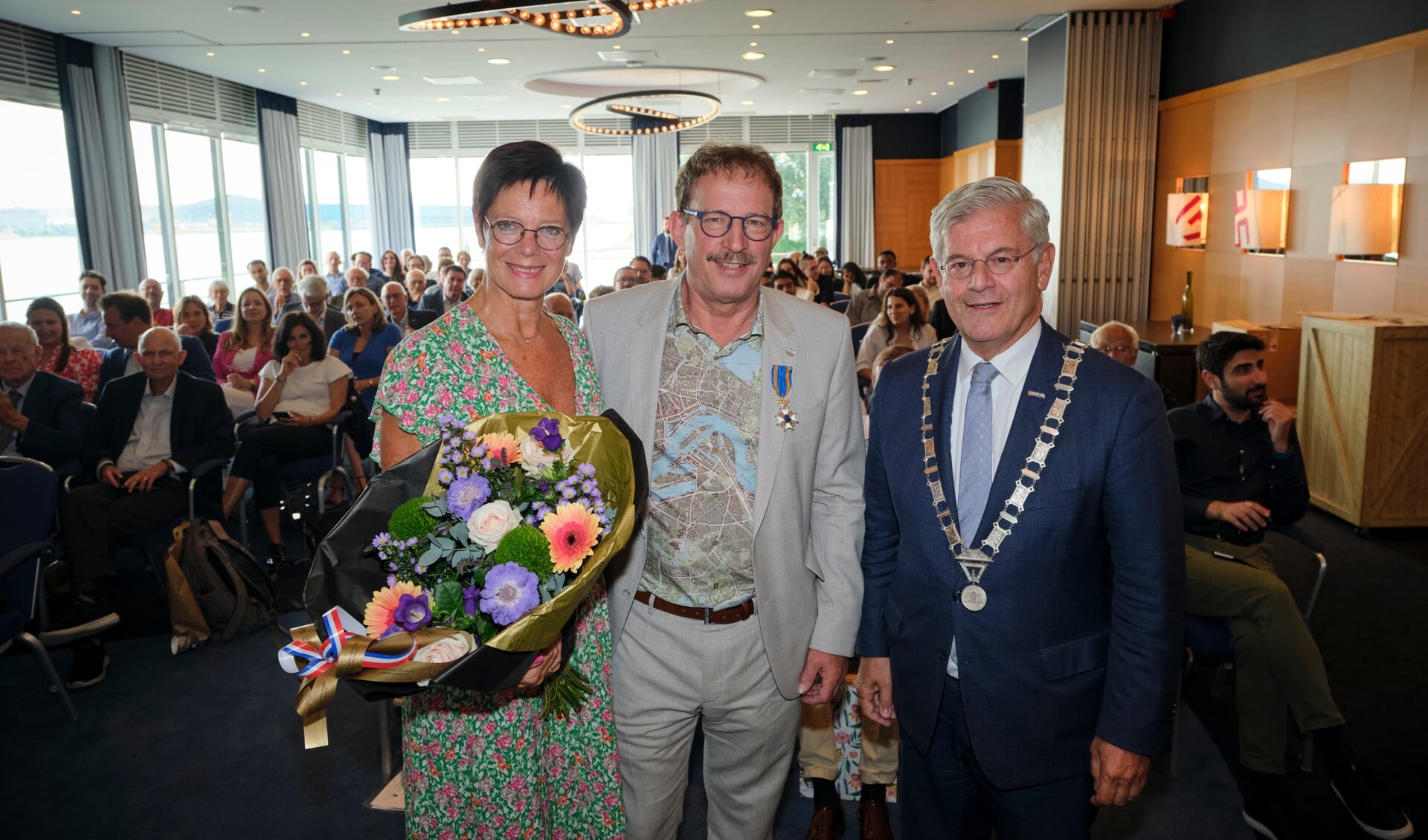 Professor dr. Gerard van Rhoon ontvangt een koninklijke onderscheiding van burgemeester Aptroot.