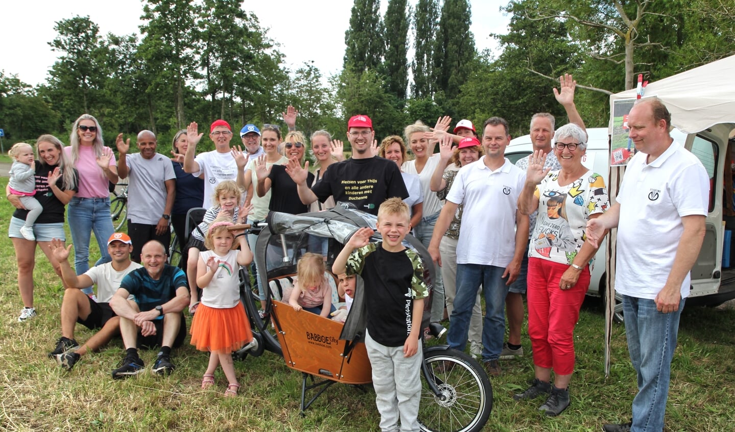 Thijs zit lekker verstopt in de bakfiets, terwijl het hele gezelschap 40 km voor hem fietst.
