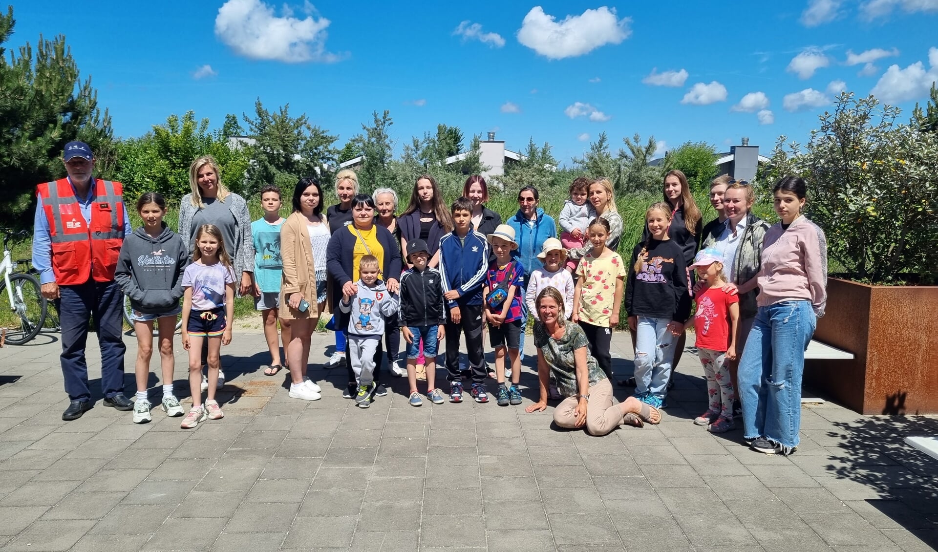 Speciaal voor de gelegenheid bracht het toeristentreintje de Oekraïense kinderen met hun moeders van het Hart van Hellevoet naar het park.