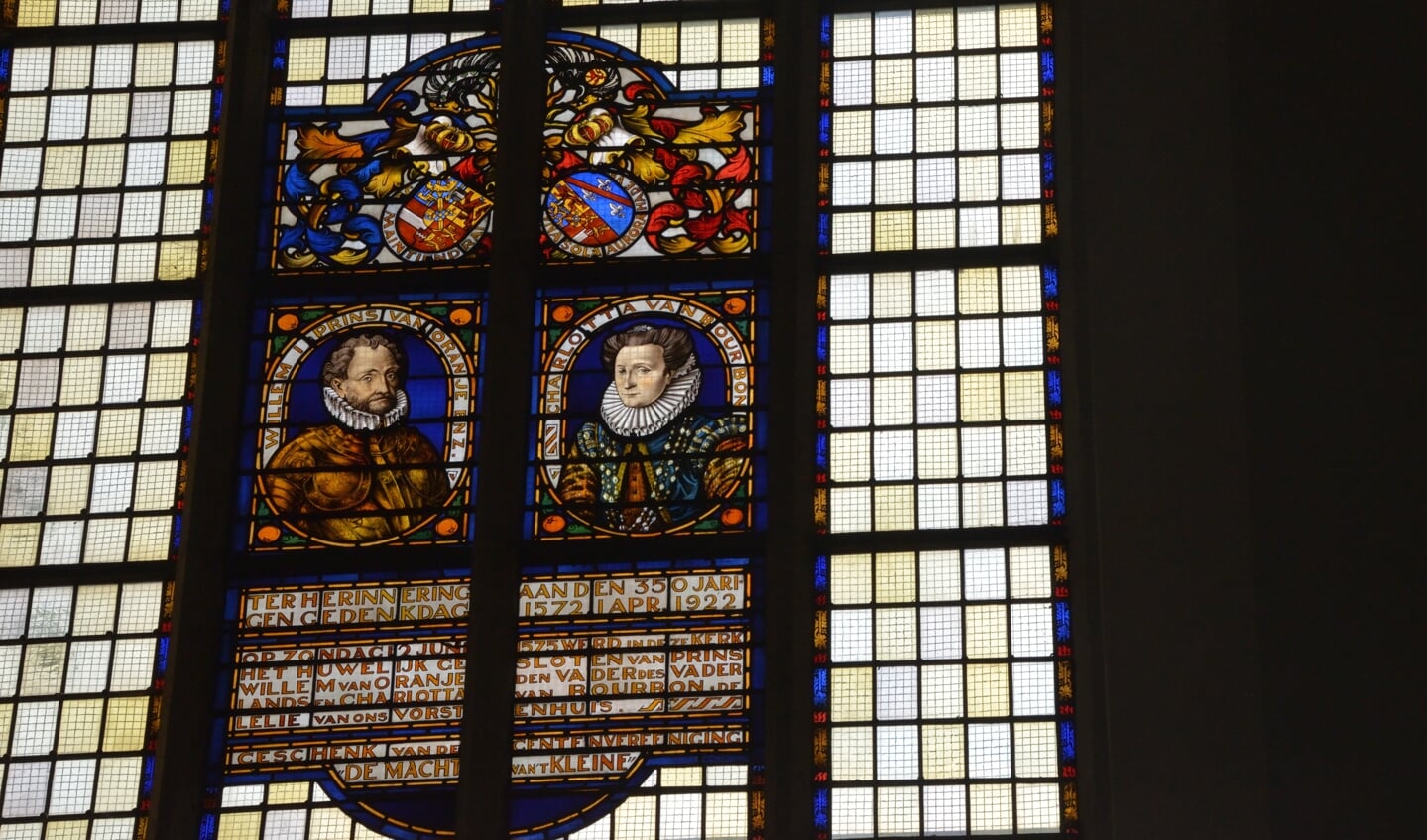 Het Oranje-raam in de zuidbeuk van de Sint-Catharijnekerk.
