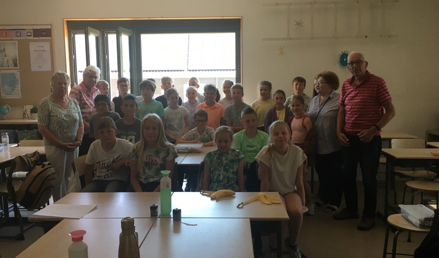 groep 7 met links Nely Groeneveld en Nelly de Man en rechts Jan Heijndijk en Joke Winkelhorst