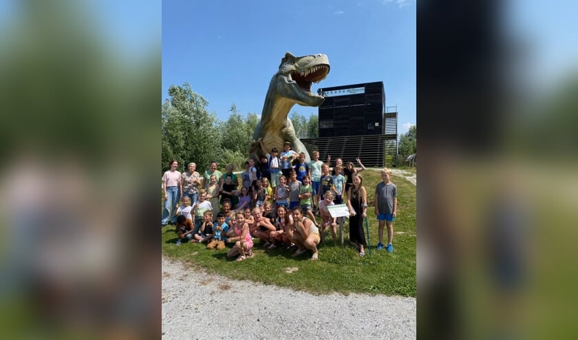 Iris Beentjes met de kinderen van de Ravense Hoek in Historyland