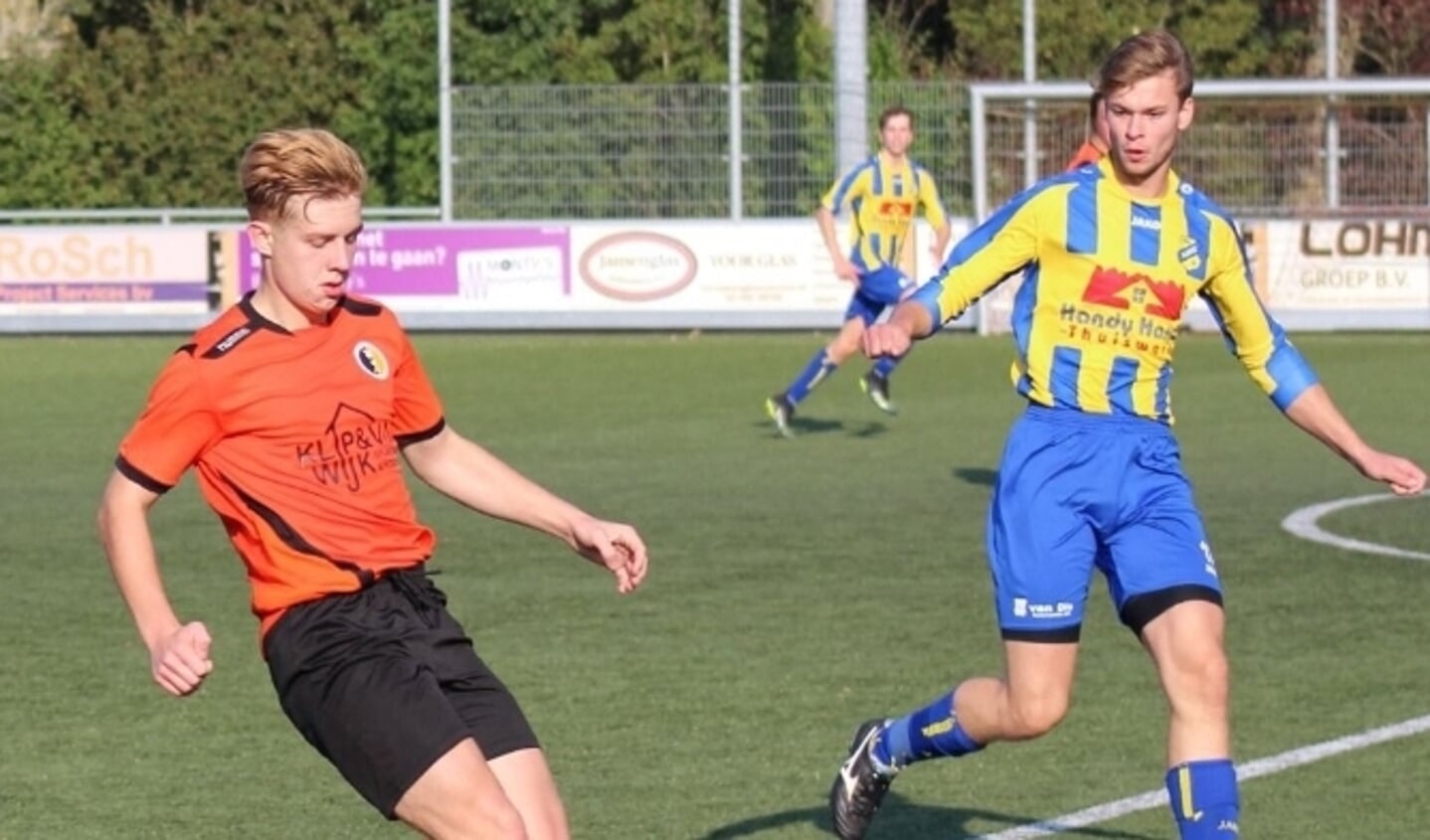Vince van der Pol (l) passeerde op de valreep Rowan van Heijst als topscorer van Westvoorne en Brielle. (Foto: PR)