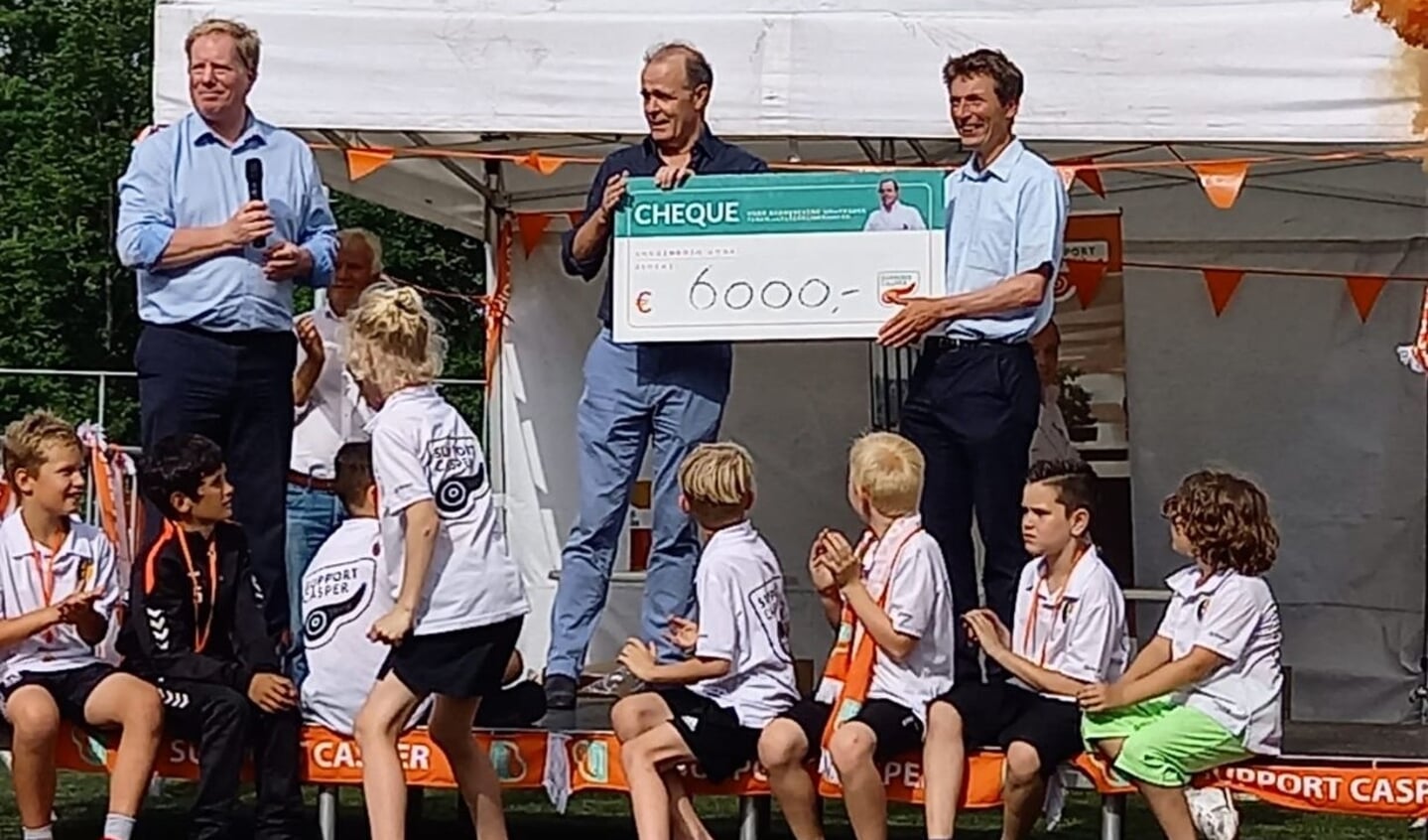 Burgemeester De Jong en wethouder Borgonjen overhandigden Casper van Eijck namens de organisatie een cheque van 6000 euro.  