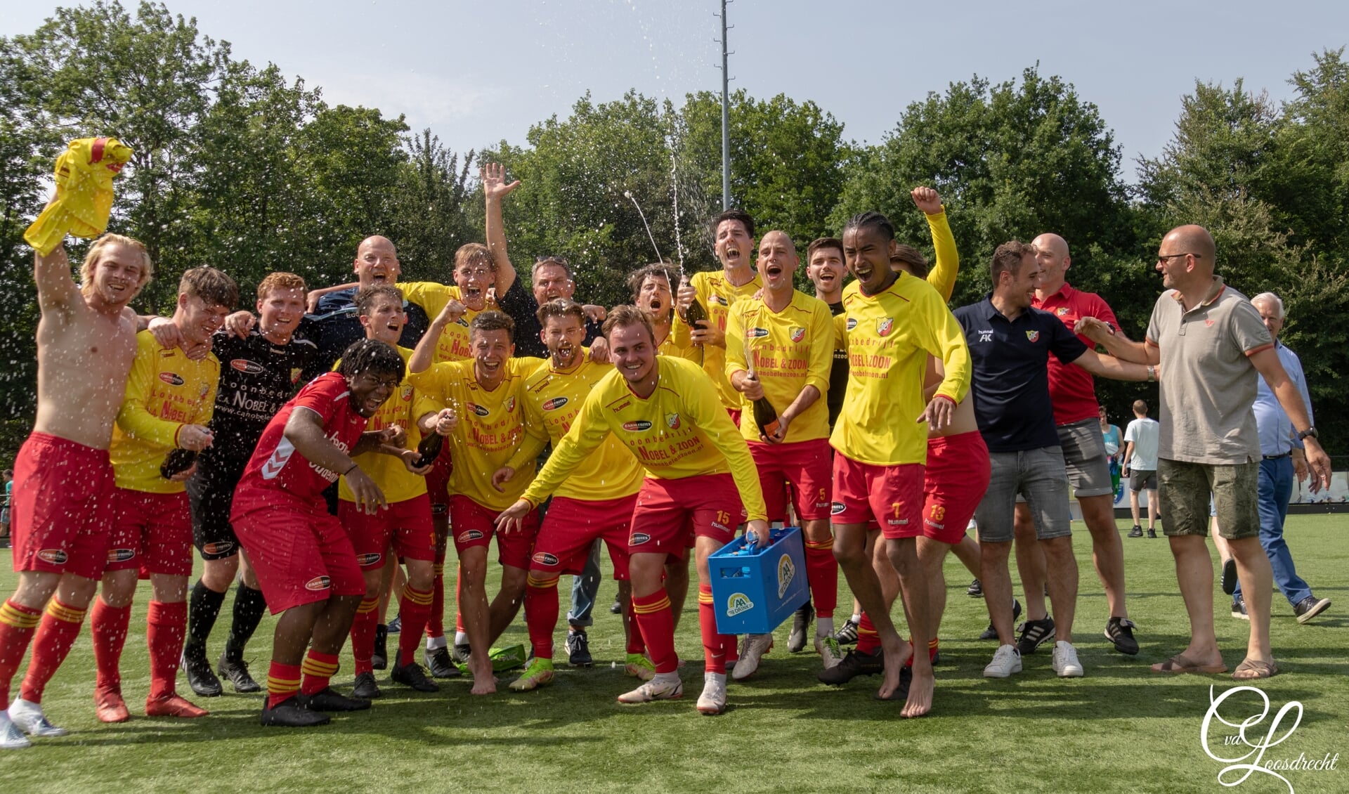 OHVV heeft het na drie finales tegen achtereenvolgens Loosduinen, WFB en BSC '68 geflikt, promotie naar de derde klasse. Feest aan de Eeweg. Dat willen de spelers weten ook. Foto Carola van de Loosdrecht.