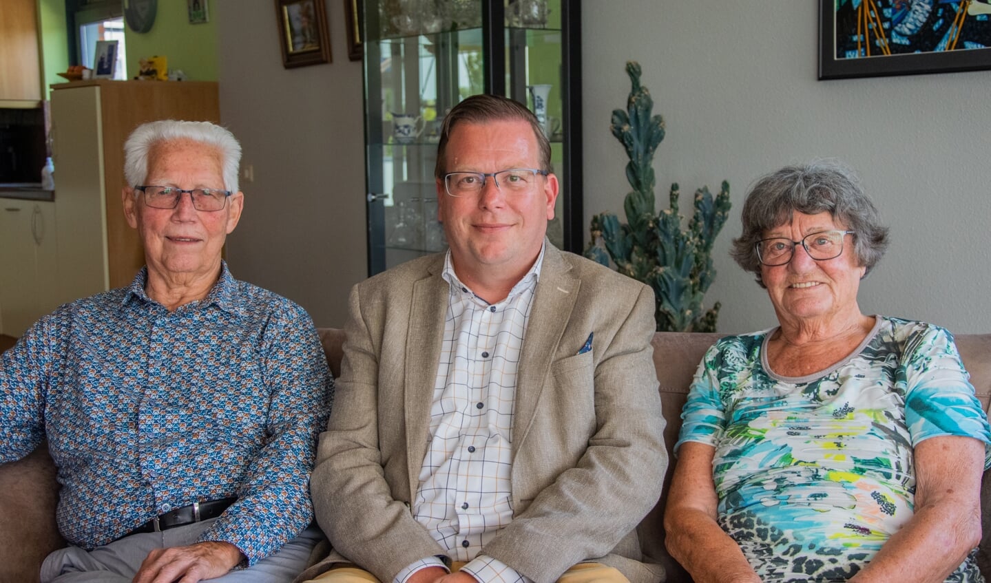 Joop en Gré kregen voor hun 65-jarig huwelijk bezoek van wethouder Berend Jan Bruggeman.  Foto: Sam Fish