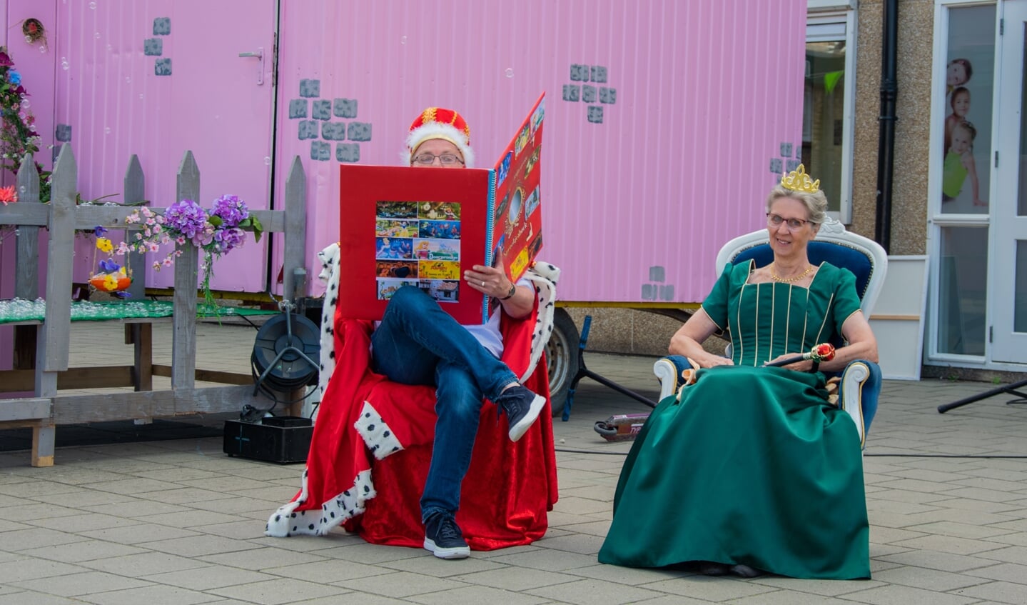 Koning Albert en Koningin Tea lezen een sprookje uit hun grote sprookjesboek. Foto: Sam Fish