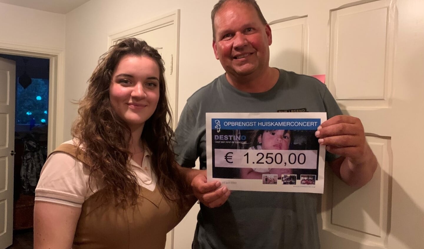 Lucia Hakbijl en Marcel de Ruiter (penningmeester) met de cheque