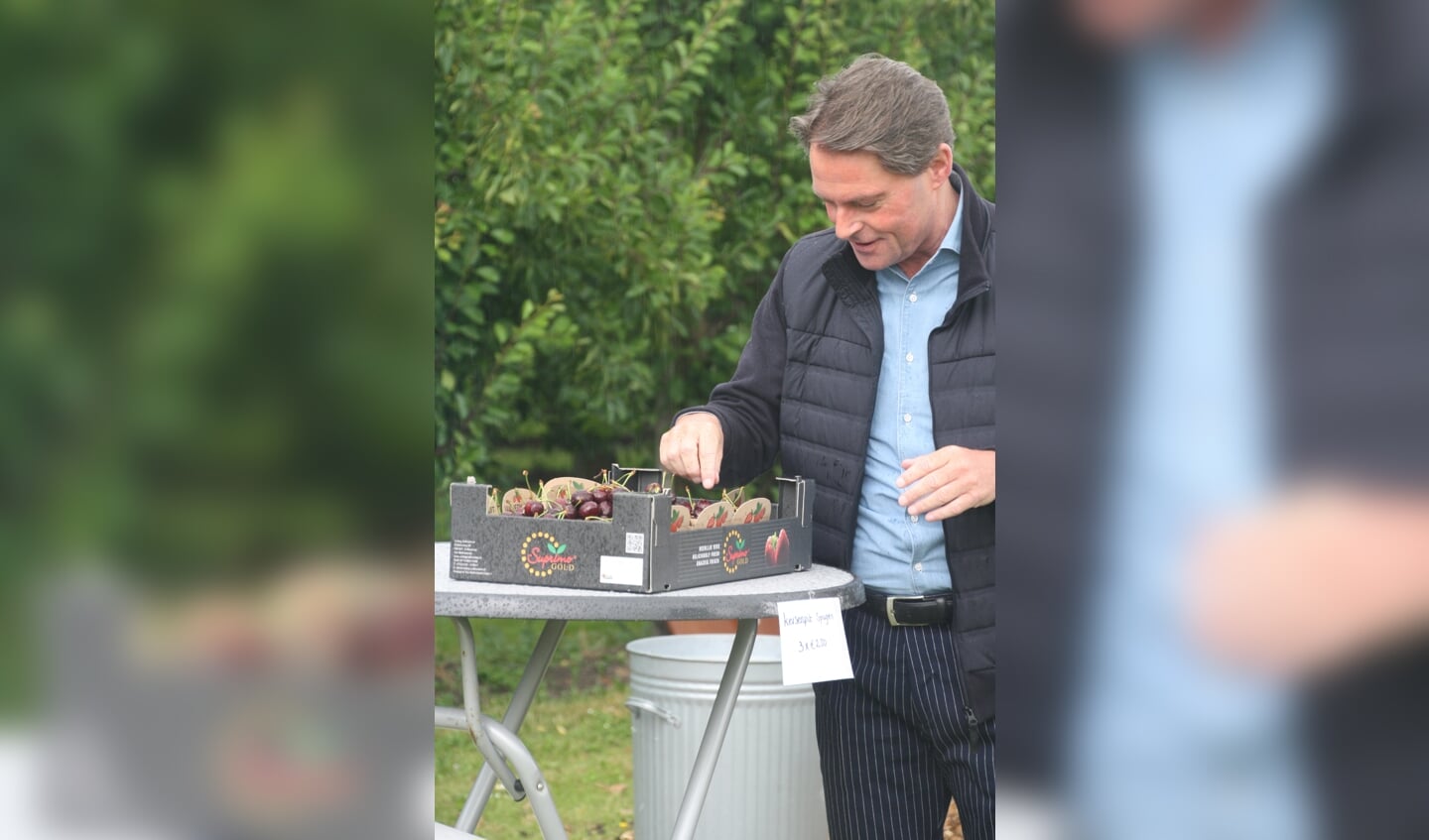 Wethouder Paul Boogaard opende deze editie van het kersenpitspugen, door samen meet Gijs van Herk kersenpitten te spugen.