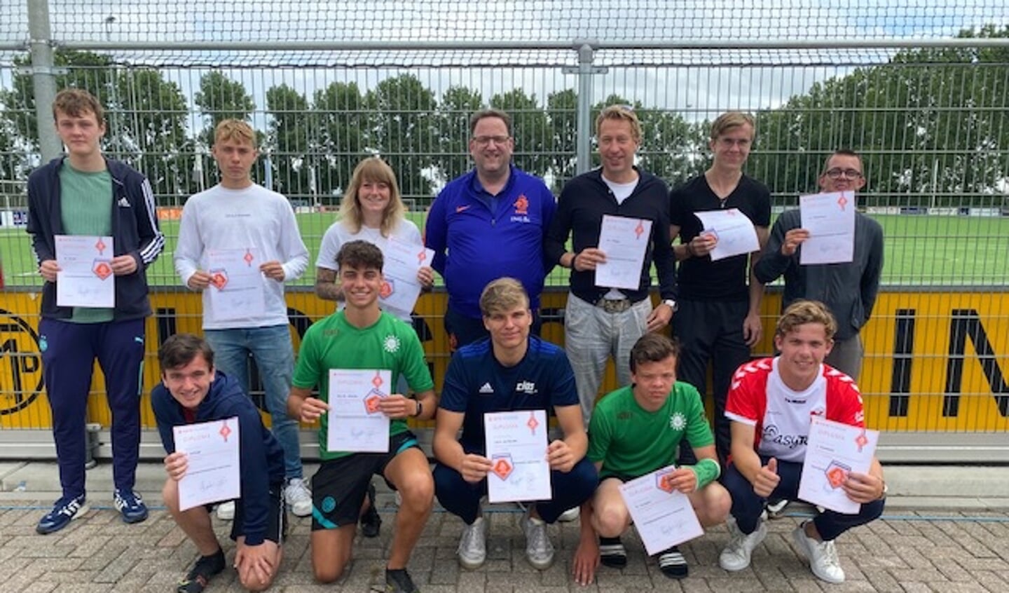 Staand v.l.n.r.: Bart Kuiper, Tristan Steijger, Samantha Spigt, KNVB docent Hugo Langendoen, Stephen Steijger, Mike Bruins, Nick Bestebreur. Zittend v.l.n.r.: Pepijn Verhage, Maarten Aleman, Julian van Drunen, David Leurgans, Julian Overkleeft. Op de foto ontbreekt Tianzi nog.