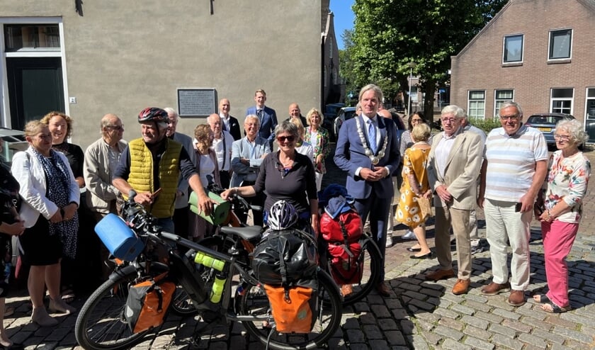 De onthulling van de gevelsteen kreeg een ludiek tintje doordat twee fietsende toeristen uit Heerenveen door burgemeester Van Oosten hartelijk werden toegesproken.