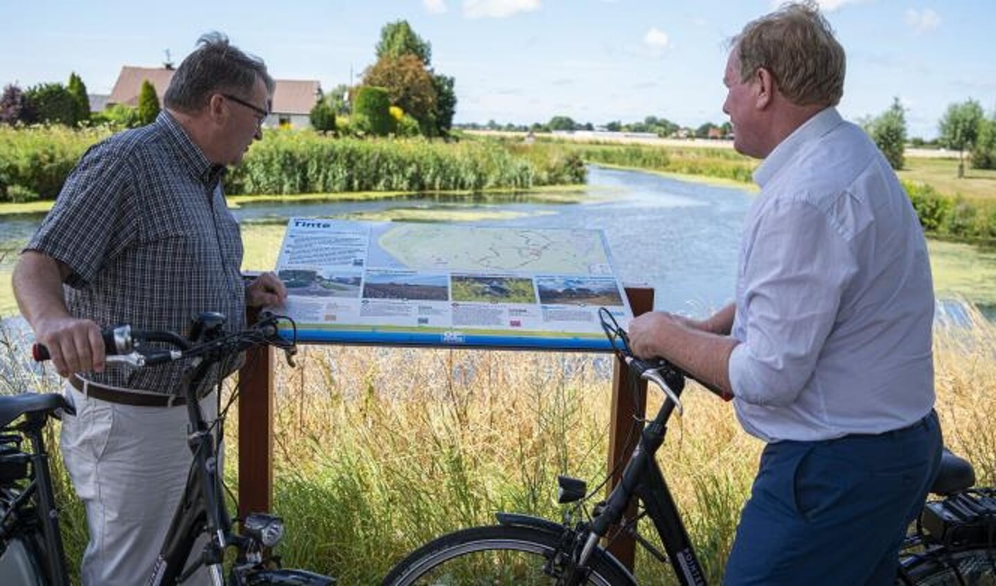 Wethouder Henk de Graad (links) en Burgemeester Peter de Jong (rechts) bezochten samen het nieuwe informatiebord in Tinte.
