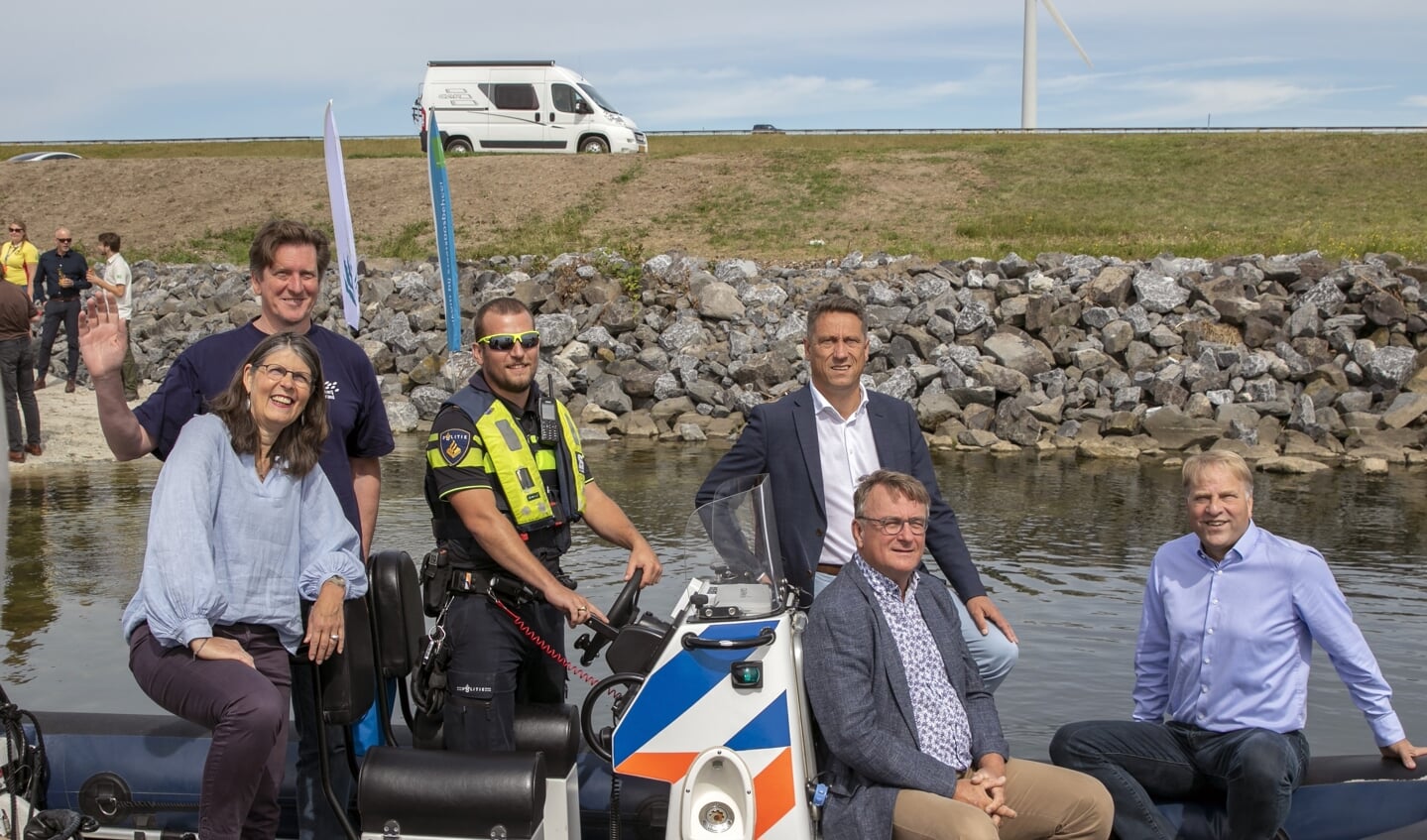 Van links naar rechts in de boot: Monique Banus (projectleider kwaliteitsimpuls Quackstrand van Staatsbosbeheer), Niels Brevé (Sportvisserij NL), de waterpolitie, Aart-Jan Spoon, bestuurslid van het Recreatieschap Voorne-Putten en wethouder van Hellevoetsluis, Paul van Keulen (voorzitter Sportvisserij Zuidwest Nederland) en Nick de Snoo (provinciehoofd Zuid-Holland van Staatsbosbeheer) 