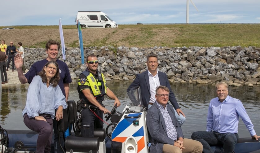 Van links naar rechts in de boot: Monique Banus (projectleider kwaliteitsimpuls Quackstrand van Staatsbosbeheer), Niels Brevé (Sportvisserij NL), de waterpolitie, Aart-Jan Spoon, bestuurslid van het Recreatieschap Voorne-Putten en wethouder van Hellevoetsluis, Paul van Keulen (voorzitter Sportvisserij Zuidwest Nederland) en Nick de Snoo (provinciehoofd Zuid-Holland van Staatsbosbeheer)