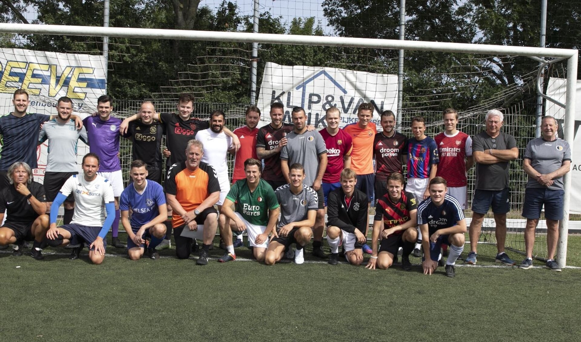 De opkomst bij de eerste training van de voetbalselectie van Rockanje onder de nieuwe trainer Ad Reijtenbagh (vierde van links, geknield) was afgelopen zaterdag groot. (Foto: Wil van Balen). 