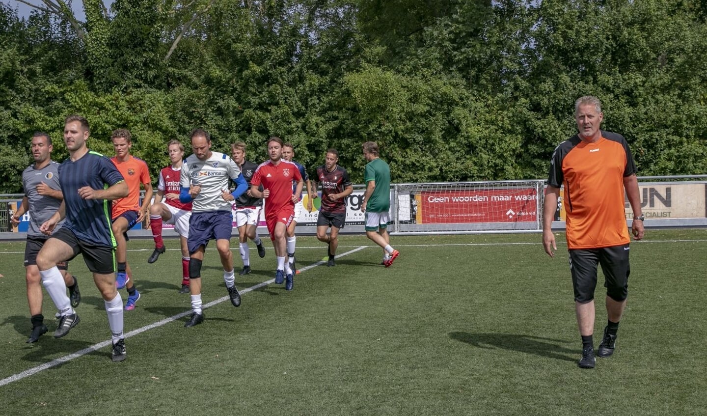 Reijtenbagh liet zijn spelers direct flink lopen. (Foto: Wil van Balen). 