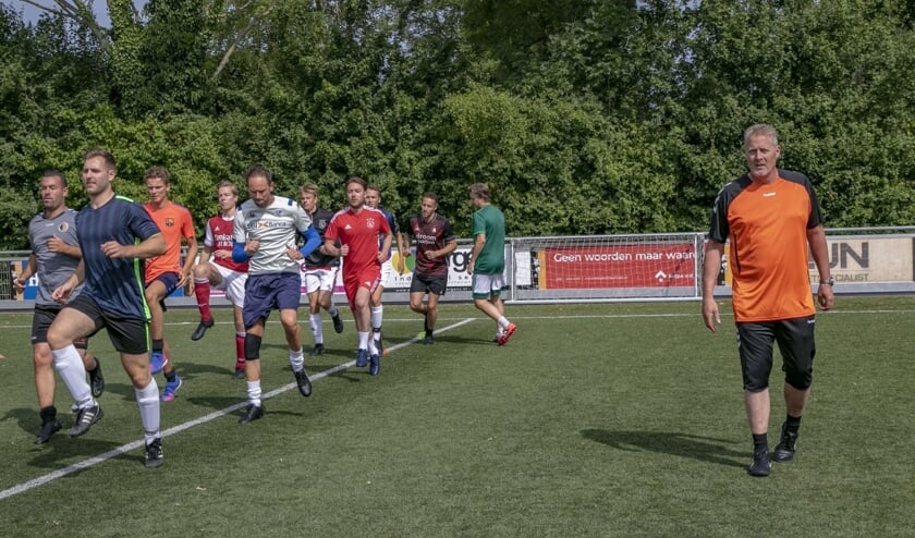 Reijtenbagh liet zijn spelers direct flink lopen. (Foto: Wil van Balen).