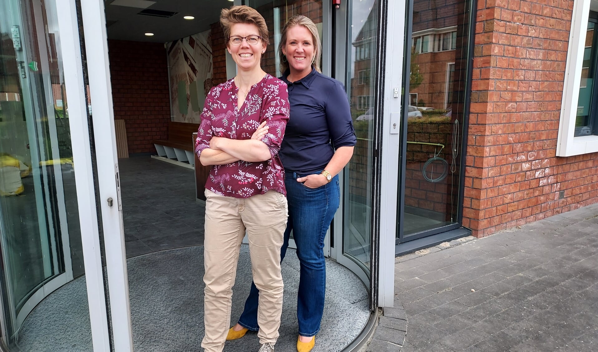 Gertruda Ouwehand (links) en Marjolein Maas voor de ingang van het Vrouwencentrum aan de Maseratilaan 6 in Oud-Beijerland. (foto: Conno Bochoven)