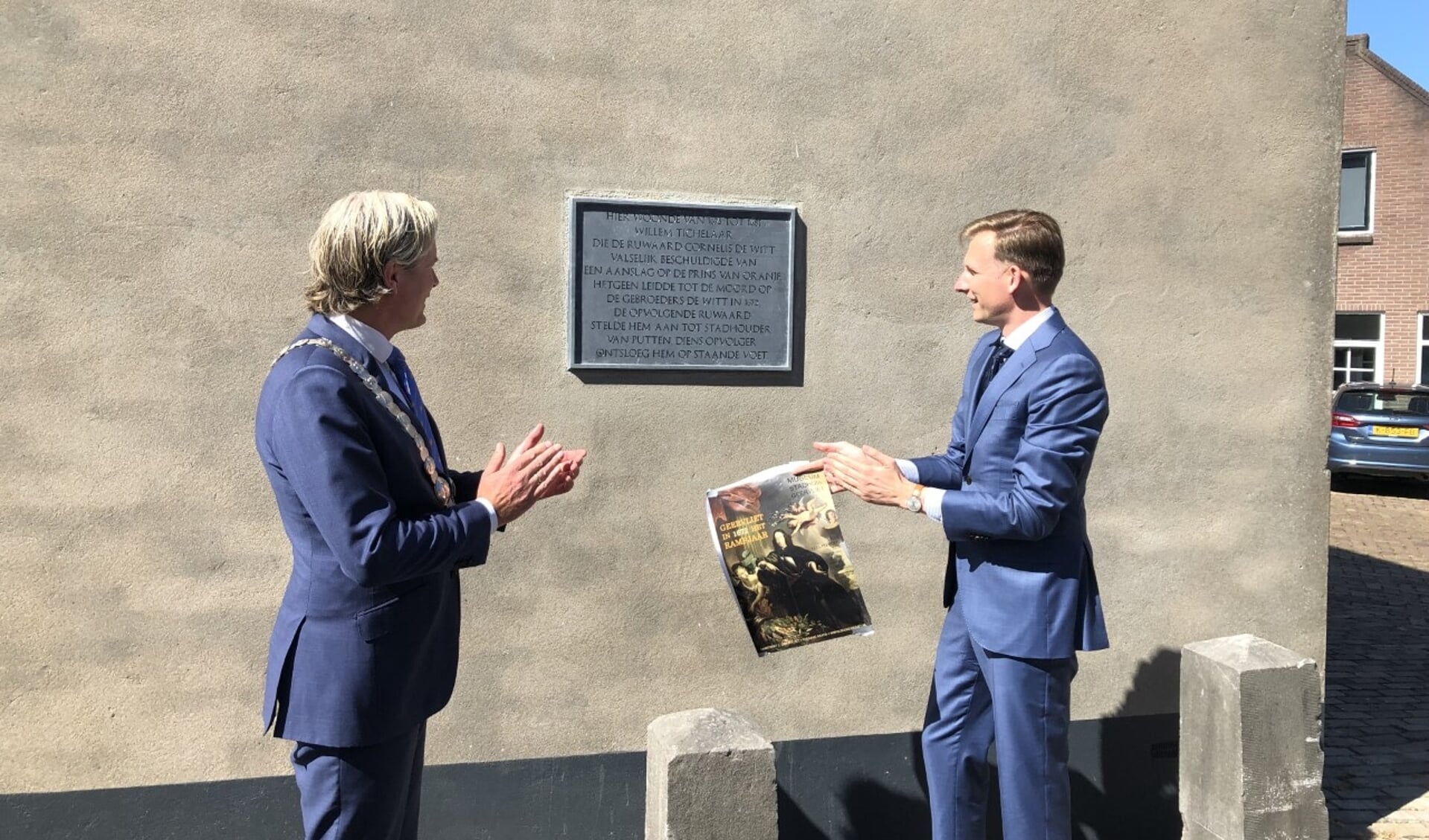 Burgemeester Foort van Oosten en wethouder Jeroen Postma onthullen de gedenksteen op het huis waar ooit Willem Tichelaar woonde.