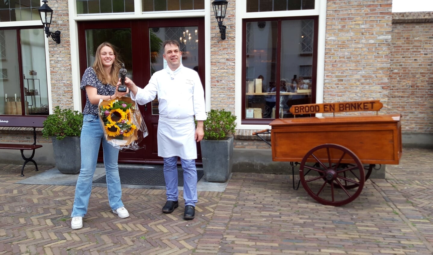 Megan Kiela kreeg een beeldje, bloemen en een dag meedraaien in de bakkerij als prijs voor haar prestaties.