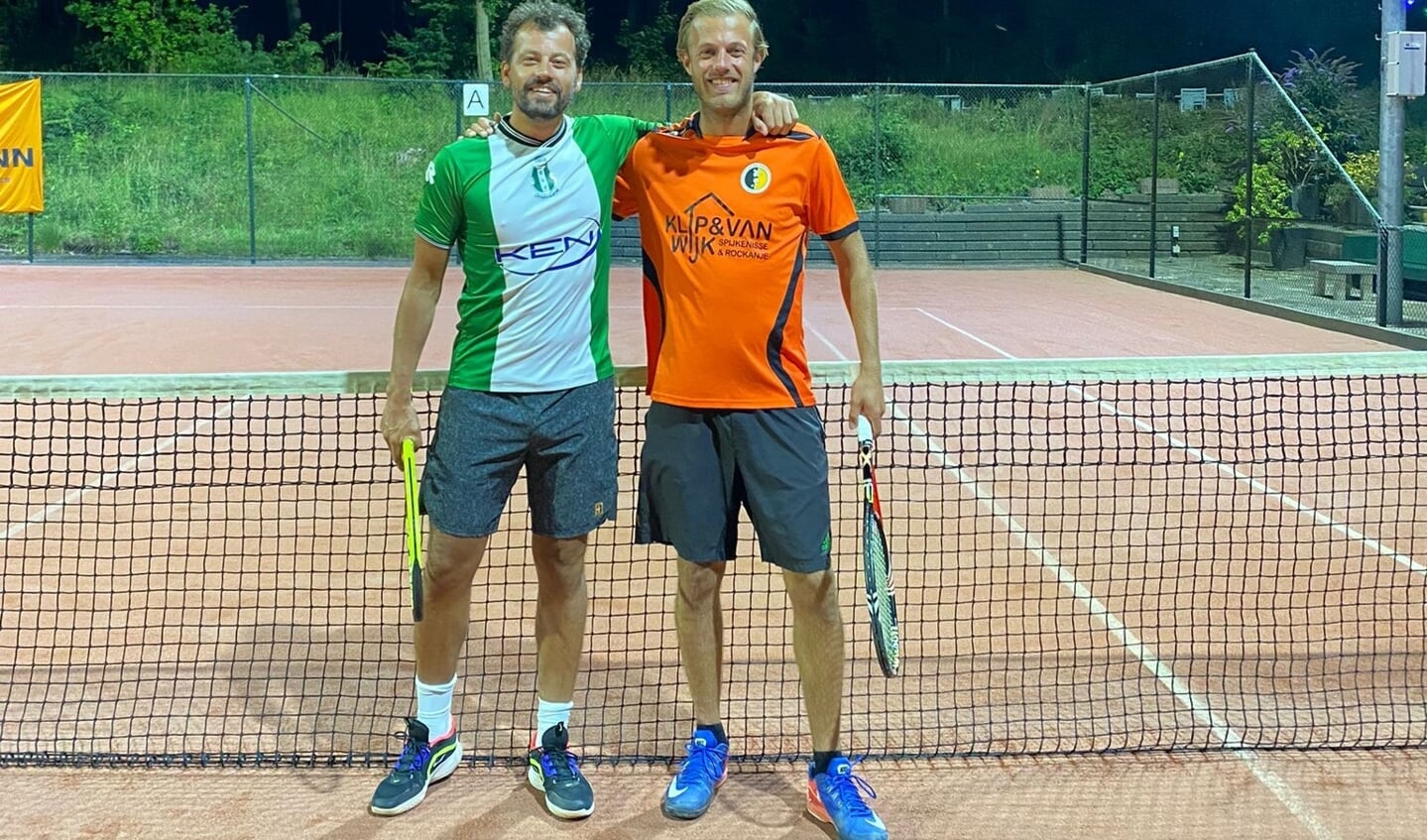 Stefan de Ruijter (l) en Pascal van Hulst waren tegenstanders op het voetbalveld, maar tennisten samen op het Badgastentoernooi. 