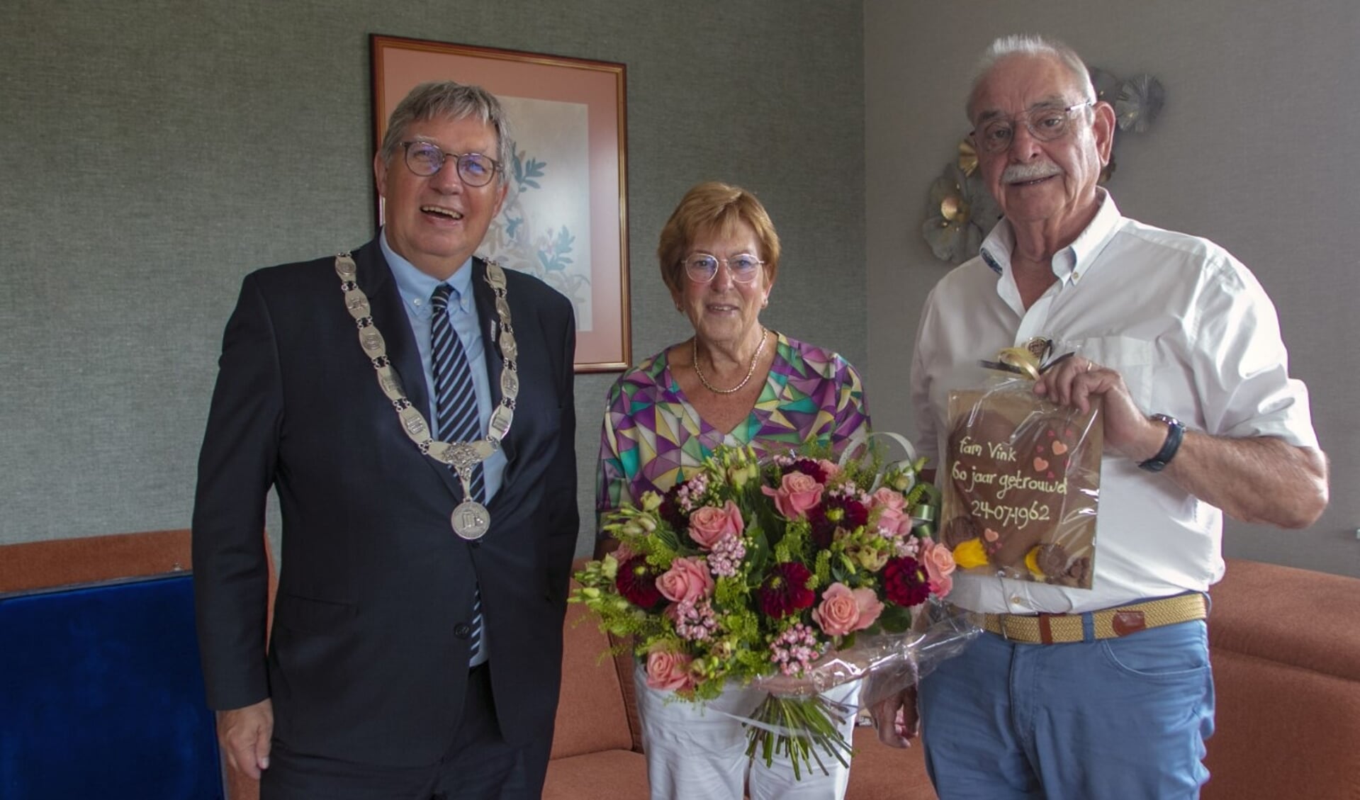 Burgemeester Rensen ging maandag op bezoek bij het 60-jarig bruidspaar Vink om hen te feliciteren (Foto: Wil van Balen)
