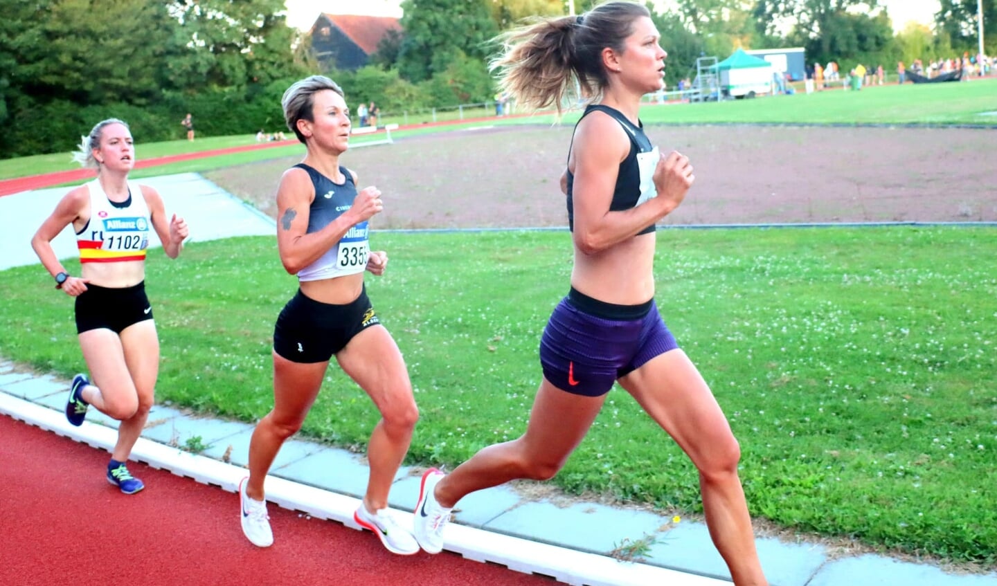 Laurey van den Berge in actie op de 3000m in Goes. (foto: Jos van de Reep)