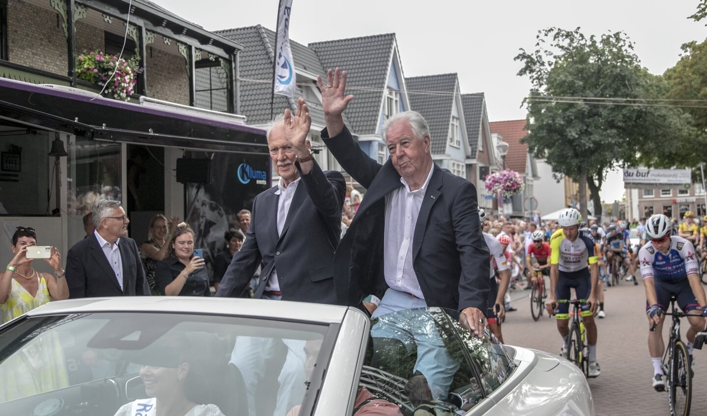 Hans Beukelman (l) en Bob Braber namen met een ereronde afscheid van 40 jaar organisatie van de Profwielerronde van Oostvoorne. (Foto: Wil van Balen).