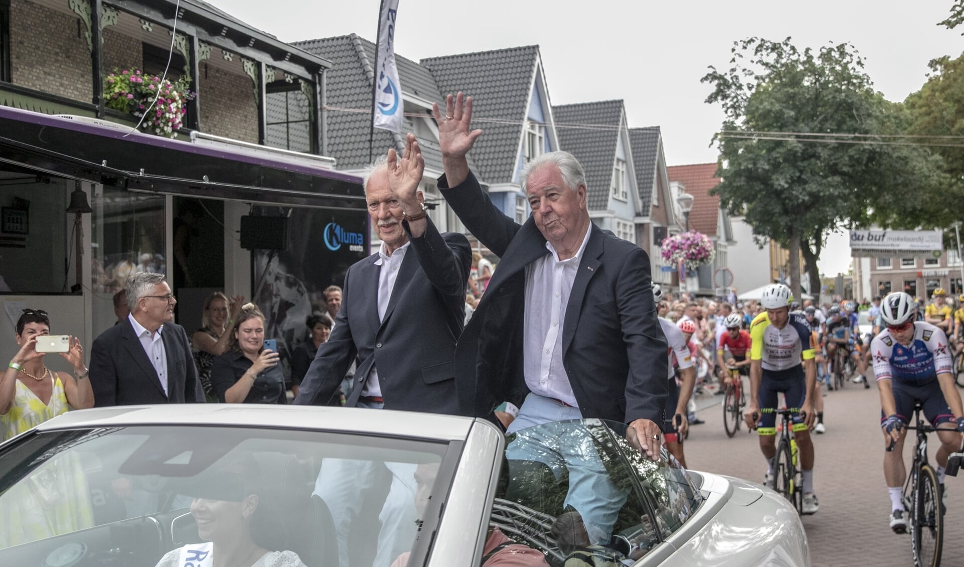 Hans Beukelman (l) en Bob Braber  namen met een ereronde afscheid van 40 jaar organisatie van de Profwielerronde van Oostvoorne. (Foto: Wil van Balen).