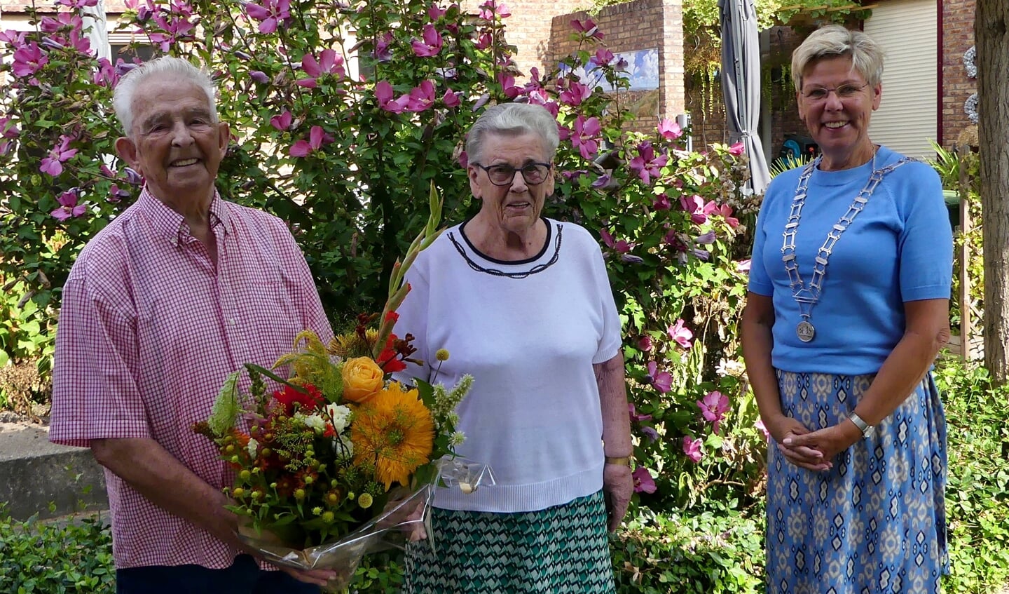 De 91-jarige heer F.W. Rappange (Wim) en zijn 90-jarige echtgenote mevrouw M. (Rie) Rappange-Winter. Locoburgemeester Joanne Blaak-van de Lagemaat ging maandag bij beide echtparen op bezoek.