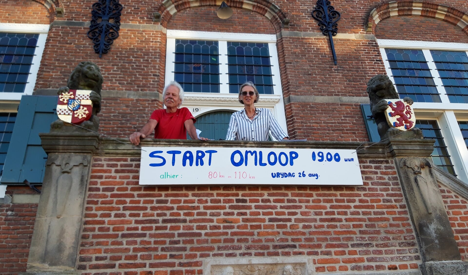 Ton Korteweg en Thea de Vos op het bordes van het oude raadhuis van Ooltgensplaat vlak voor de start van de 33ste Omloop.