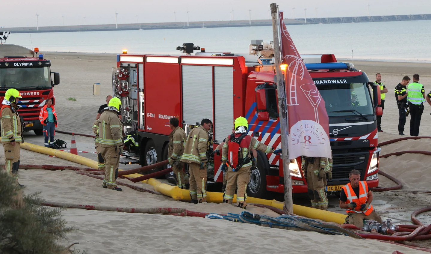 hoogtepunt venijn Wolkenkrabber Grote brand verwoest strandtent Eerste Slag Rockanje - Al het nieuws uit  Westvoorne