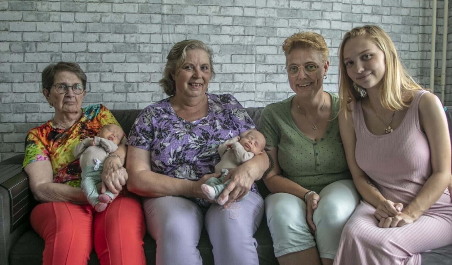 Een bijzonder moment: vijf generaties vrouwen bij elkaar (Foto: Wil van Balen)