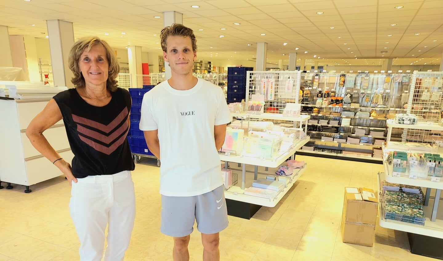 Ine en Tijn zijn blij dat de HEMA vrijdag 19 augustus weer open kan. Na de brand is de winkel volledig gereinigd, gemoderniseerd, de schade is hersteld en er is het nodige vervangen. (foto: Conno Bochoven)