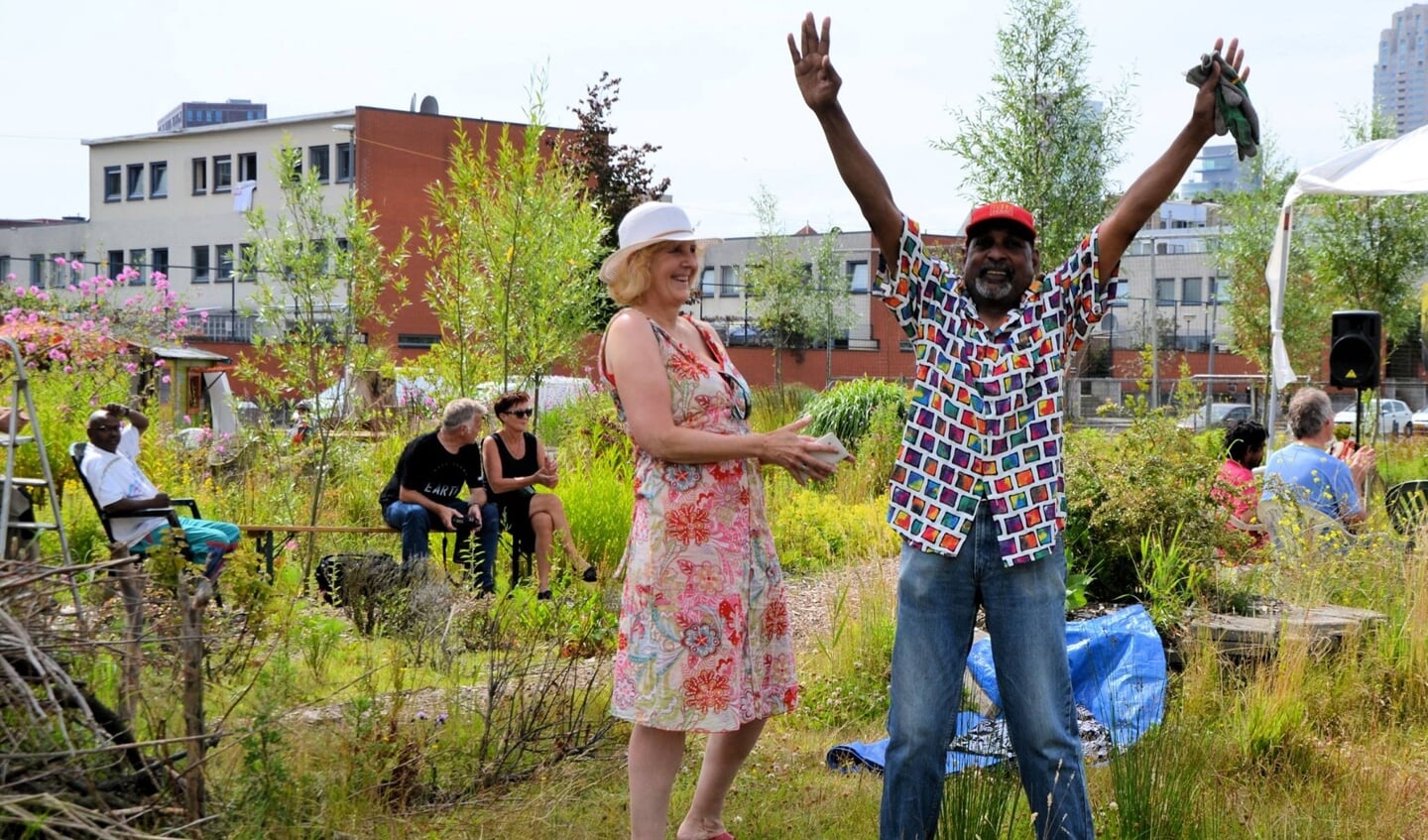 Feest op de afrikaandertuin, wijkgids Jeanette Zoon (l) en feestbeest Gina Kummar (r)
